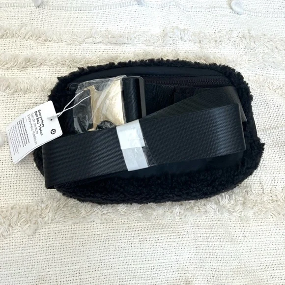 NWT Lululemon everywhere belt bag fleece black - Picture 7 of 7
